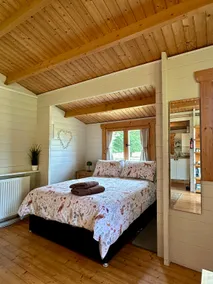 Cabin by the Lake Cotswold Farm - Image 2