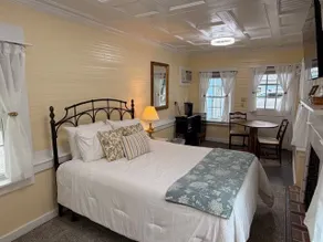 Suites on Pollock - The Cottage Suite - Image 2