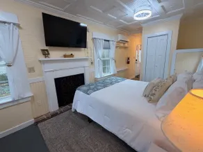 Suites on Pollock - The Cottage Suite - Image 3