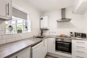 Family-Friendly 3Bed House | Quiet Area | Sleeps 6 - Image 4