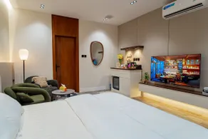Classic style studio with smart entrance - Image 5