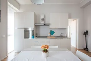 Elegant & Spacious · 50m to Lake · 5 min to Center - Image 4