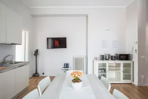 Elegant & Spacious · 50m to Lake · 5 min to Center - Image 3