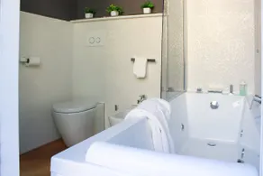 Comfort & Relaxation: Jacuzzi-Parking-Balcony - Image 3
