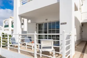 Brigt 2BR Apt. 5' to the beach, AC, SmartTV - Image 2
