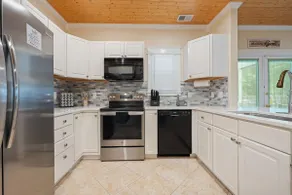 Private Pool and Hot Tub, Screened in Patio House! - Image 5