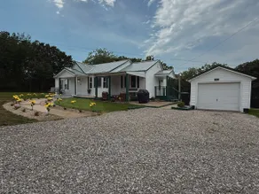 Emerald & Ivory Cottage - Image 3