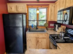 Private Cozy Cabin w/ Hot Tub; Near Lakes & Hikes - Image 3