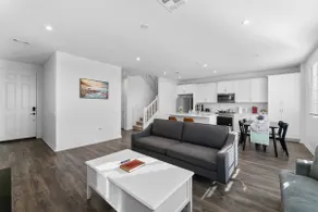 Modern Comfort 3BR Near Fw15 - Image 3