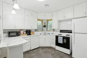 Walnut Street Retreat *Fenced Backyard*3 King Beds - Image 3