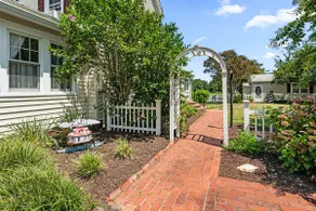 Farmasea: Historic waterfront farmhouse getaway! - Image 3