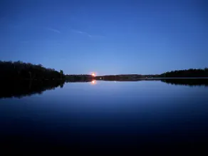 Waterfront Cottage for 14,Private Lake Views - Image 4