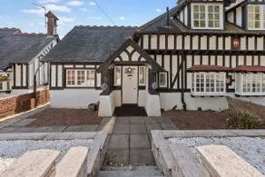 4 Bedroom Cottage in North Lanarkshire with Free Parking - Long Stays Available - Image 3
