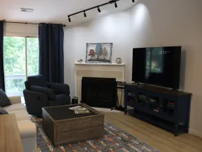 Beautifully Remodeled Lake Condo near Bloomington - Image 4