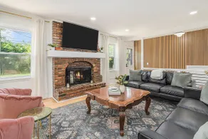 Vintage Gem! Remodeled & Centrally Located, 7 Beds - Image 3
