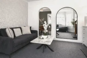 3-Bed Hull Home| Wi-Fi & - Image 4
