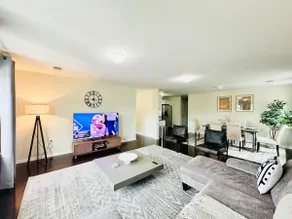 Modern 3-Bedroom Apartment (Free Parking) - Image 5