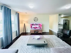 Modern 3-Bedroom Apartment (Free Parking) - Image 3