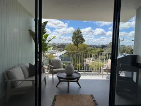 Modern coastal stay in the heart of Scarborough - Image 2