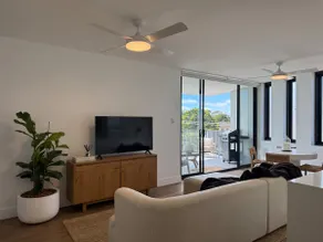 Modern coastal stay in the heart of Scarborough - Image 4