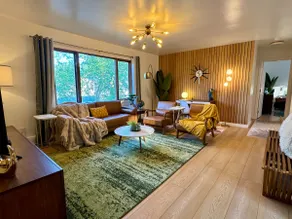 Stylish Mid-Century 2BR | Downtown/ Near Hospitals - Image 2