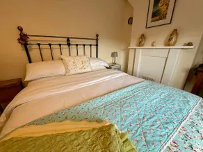 Charming Cottage with Garden in Historic Old Town - Image 4
