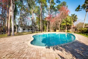 Unique- 2 homes on private 1.5 acre retreat. - Image 5