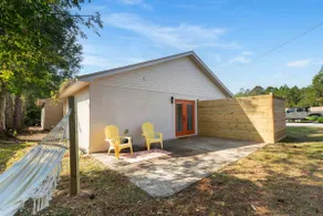 Convenience in Central Pensacola, Pet Friendly! - Image 2