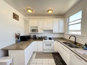 41 - Classy 3 Bedroom unit near FWY & Transit - Image 2