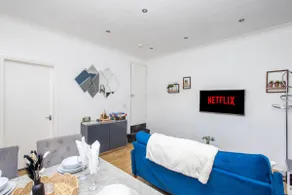 Modern Cozy Flat 6 mins to City Parking & WiFi - Image 3
