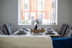 Modern Cozy Flat 6 mins to City Parking & WiFi - Image 5