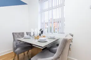 Modern Cozy Flat 6 mins to City Parking & WiFi - Image 4