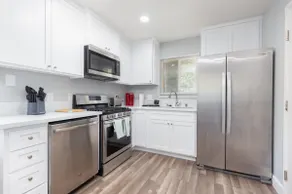 Chic 2BR Near Shopping & Dining - Image 4