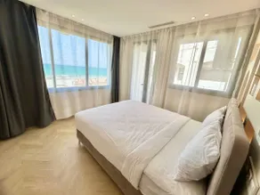 Blue Wave Suite - Waterfront Flat with Balcony - Image 4