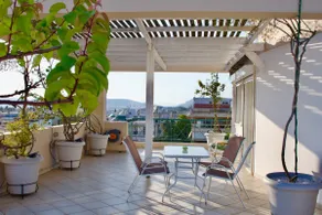 Sunny Penthouse with Panoramic Views near Metro - Image 3