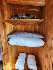 Interior cabin, daily, equipped, very cozy - Image 3