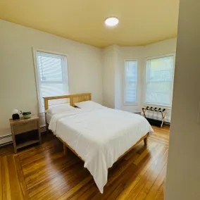 Bright and Spacious 3BR Near Boston Free Parking - Image 4