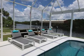 Waterfront luxury estate - Image 2