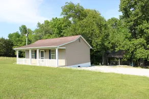 Cozy, Fully Renovated Cabin Near Mark Twain Lake - Image 2