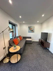 Cozy & Bright 2-Bedroom Apartment with Large Balcony and Free Parking - Image 3