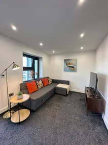 Cozy & Bright 2-Bedroom Apartment with Large Balcony and Free Parking - Image 2