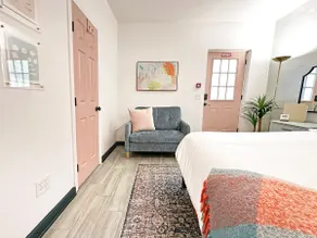 Elegant Hideaway in the Heart of Central Gardens - Image 4