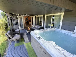 North Van Getaway with 3BR, Hot Tub and Huge Backyard - Image 2
