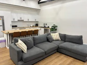 Roof Top Twin Ensuite CBD Unit - Image 3