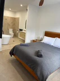 Roof Top Twin Ensuite CBD Unit - Image 5