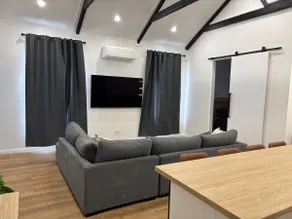 Roof Top Twin Ensuite CBD Unit - Image 4