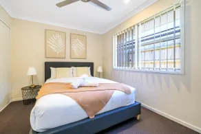 Bright 2BR Escape: Netflix & Wi‑Fi Near Theme Park - Image 4