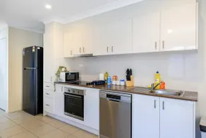 Bright 2BR Escape: Netflix & Wi‑Fi Near Theme Park - Image 2