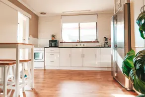 Todd’s Lodge in Murray Bridge + Private Backyard - Image 2