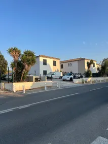 Seaside house with terrace - Image 2
